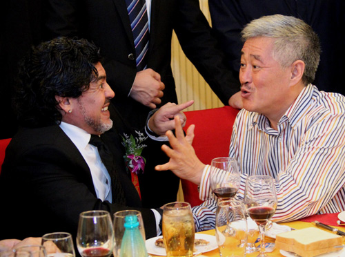 Maradona talks with Chinese comedian Zhao Benshan during a charity dinner in Beijing, Nov 4, 2010. [Xinhua]