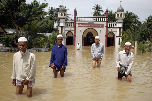 Thai Muslim men wade through floodwaters as they leave a mosque in the southern Pattani province Nov 4, 2010. [China Daily/Agencies] 