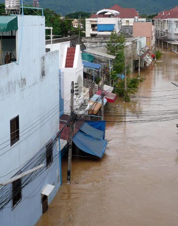 Streets are submerged by flood water in Hat Yai district, Songkhla province, south of Bangkok Nov 4, 2010. [Photo/Xinhua]