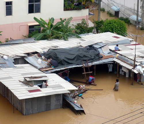 Residential houses are immersed by flood water in Hat Yai district, Songkhla province, south of Bangkok Nov 4, 2010. Nov 2,2010. Floods that have killed at least 12 people in southern Thailand followed the worst flooding in decades in the northeast and centre of the country. In all, 122 people have died since early October. [Photo/Xinhua]