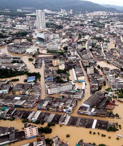 A general view shows a flooded Hat Yai district in Songkhla province, south of Bangkok Nov 2, 2010. Heavy rains drenched the main rubber growing region in Thailand on Tuesday, flooding commercial hub Hat Yai, while 12,000 people were evacuated from bordering regions in Malaysia. [China Daily/Agencies]