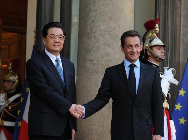 Chinese President Hu Jintao (L front) shakes hands with French President Nicolas Sarkozy (R front) in Paris, France, Nov. 4, 2010. Hu Jintao held talks with Nicolas Sarkozy in Paris on Thursday. [Li Xueren/Xinhua]
