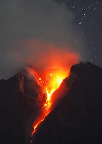Mount Merapi volcano spews smoke as it erupted again on Wednesday as seen from Sidorejo village in Klaten, near the ancient city of Yogyakarta, November 3, 2010. [Xinhua]