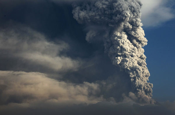 Mount Merapi volcano erupts spewing out towering clouds of hot gas and debris as seen from Wukirsari village in Sleman, near the ancient city of Yogyakarta, November 4, 2010. [Xinhua]