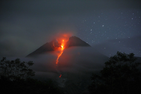 Mount Merapi volcano spews smoke as it erupted again on Wednesday as seen from Sidorejo village in Klaten, near the ancient city of Yogyakarta, November 3, 2010. Mount Merapi has killed at least 39 people since it began erupting on October 26. Over 74 have been injured and more than 70,000 people have been evacuated, according to Indonesia's National Disaster Management Board. [Xinhua]