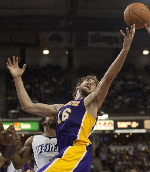 Los Angeles Lakers' Pau Gasol of Spain rebounds from the Sacramento Kings during the second half of their NBA basketball game in Sacramento, California November 3, 2010. Lakers won 112-100. (Xinhua/Reuters Photo)