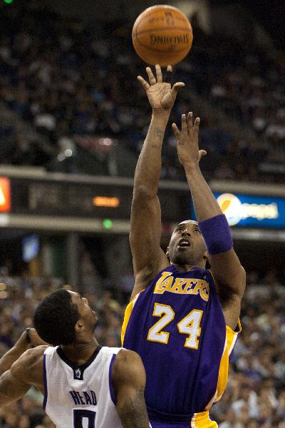 Los Angeles Lakers' Kobe Bryant (R) shoots over Sacramento Kings' Luther Head (L) during the second half of their NBA basketball game in Sacramento, California November 3, 2010. (Xinhua/Reuters Photo)