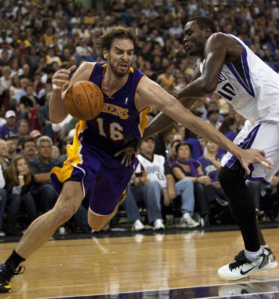 Los Angeles Lakers' Pau Gasol (L) of Spain drives around Sacramento Kings' Samuel Dalembert (R) during the second half of their NBA basketball game in Sacramento, California November 3, 2010. (Xinhua/Reuters Photo)