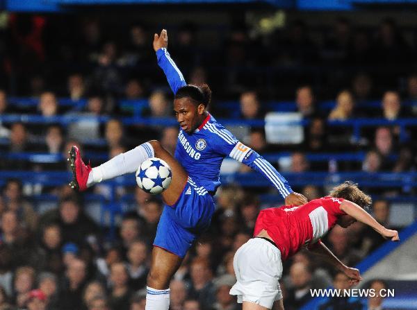 Didier Drogba (L) of Chelsea competes for the ball during the 2010-2011 UEFA Championships Group F match between Chelsea and Spartak Moskva in London, Britain, Nov. 3, 2010. Chelsea won by 4-1. (Xinhua/Zeng Yi) 