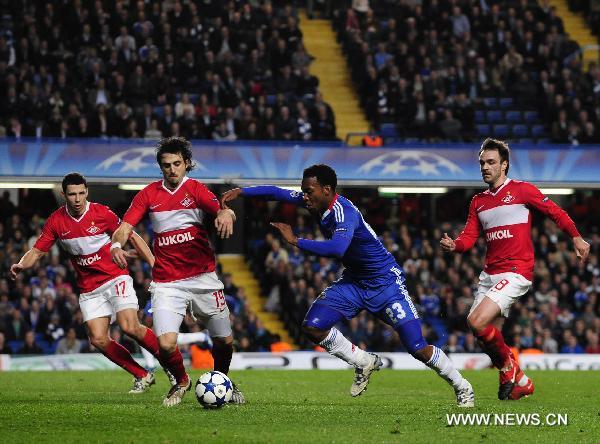 Daniel Sturridge (2nd R) of Chelsea and Nicolas Pareja (2nd L) of Spartak Moskva compete for the ball during the 2010-2011 UEFA Championships Group F match between Chelsea and Spartak Moskva in London, Britain, Nov. 3, 2010. Chelsea won by 4-1. (Xinhua/Zeng Yi)