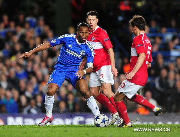 Didier Drogba of Chelsea (L) competes for the ball during the 2010-2011 UEFA Championships Group F match between Chelsea and Spartak Moskva in London, Britain, Nov. 3, 2010. Chelsea won by 4-1. (Xinhua/Zeng Yi)