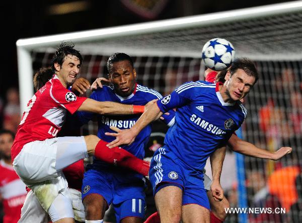 Branislav Ivanovic (R) and Didier Drogba (C) of Chelsea go for a corner kick during the 2010-2011 UEFA Championships Group F match between Chelsea and Spartak Moskva in London, Britain, Nov. 3, 2010. Chelsea won by 4-1. (Xinhua/Zeng Yi)