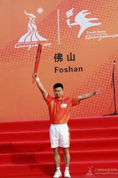 The first torchbearer,the World Gymnastic Champion Huang Liping kicks off the relay.