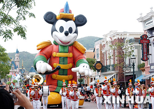 A perfomance in Hong Kong's Disneyland theme park. Shanghai's Disneyland received the green light from Chinese authorities last November. It was expected to cover a relatively small 4 square kilometers at a cost of 25 billion yuan (3.6 billion U.S. dollars).