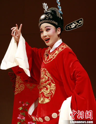 Han Zaifen, one of China's most acclaimed Huangmei Opera artists, won applause from U.S. audience on Thursday night with her splendid performance at Columbia University in New York.
