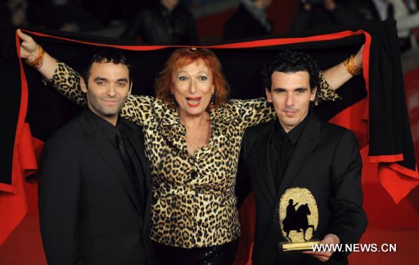 Olias Barco (R), director of the black comedy 'Kill Me Please', poses on the red carpet after receiving the Marc' Aurelio Jury Award for Best Film Award, with cast members Zazie de Paris (C) and Virgile Bramly standing on, during the 5th Rome Film Festival, in Rome, Italy, Nov. 5, 2010. (Xinhua/Wang Qingqin) 