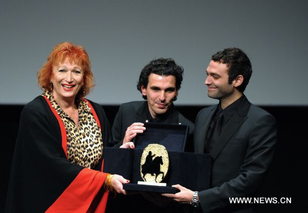 Olias Barco (C), director of the black comedy 'Kill Me Please', receives the Marc' Aurelio Jury Award for Best Film Award with cast members Zazie de Paris (L) and Virgile Bramly, during the 5th Rome Film Festival, in Rome, Italy, Nov. 5, 2010. (Xinhua/Wang Qingqin) 