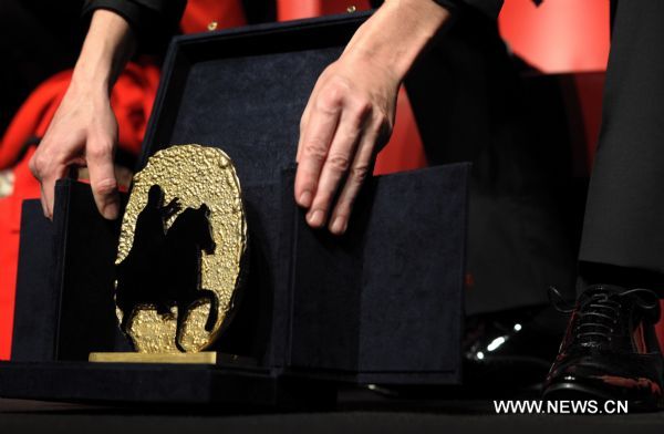 Director Olias Barco, who got the Marc' Aurelio Jury Award for Best Film Award for his black comedy 'Kill Me Please', places the award on the floor during a press conference at the 5th Rome Film Festival, in Rome, Italy, Nov. 5, 2010. (Xinhua/Wang Qingqin) 