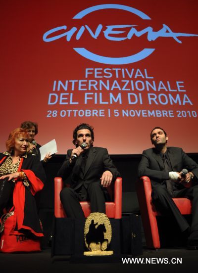 Olias Barco (C), director of the black comedy 'Kill Me Please', attends a press conference after receiving the Marc' Aurelio Jury Award for Best Film Award, with cast members Zazie de Paris (L) and Virgile Bramly, at the 5th Rome Film Festival, in Rome, Italy, Nov. 5, 2010. (Xinhua/Wang Qingqin) 