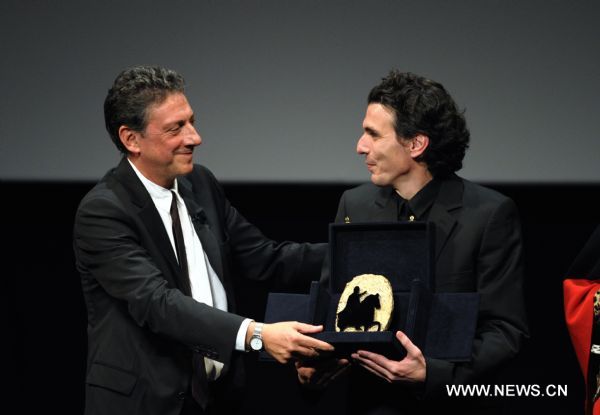 Olias Barco (R), director of the black comedy 'Kill Me Please', receives the Marc' Aurelio Jury Award for Best Film Award from president of international jury Sergio Castellitto, during the 5th Rome Film Festival, in Rome, Italy, Nov. 5, 2010. (Xinhua/Wang Qingqin) 