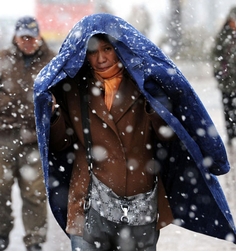 A resident walks in the snow in Harbin, capital of Northeast China&apos;s Heilongjiang province, Nov 7, 2010. [Xinhua]