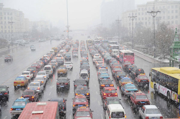 Vehicles wait in the snow in Harbin, capital of Northeast China&apos;s Heilongjiang province, Nov 7, 2010. [Xinhua]