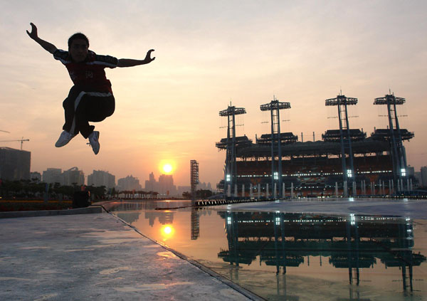 A student from Shaolin Tagou Martial Arts School practices on a square in Guangzhou, South China&apos;s Guangdong province, Nov 7, 2010. [Xinhua]