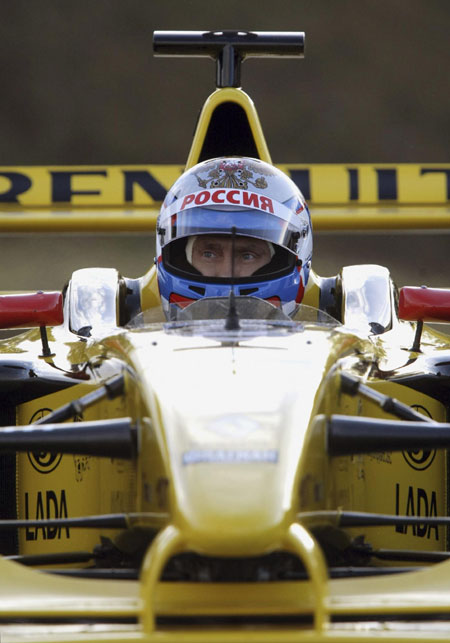 Russia&apos;s Prime Minister Vladimir Putin test drives a Renault Formula One team car at a racing track in Leningrad Region, November 7, 2010. [China Daily/Agencies]