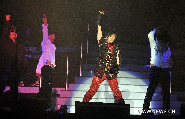 JJ Lin Junjie (2nd, R), a singaporean singer performs at his vocal concert in Wuhan, capital of central China's Hubei Province, Nov. 6, 2010. [Xiong Bo/Xinhua]