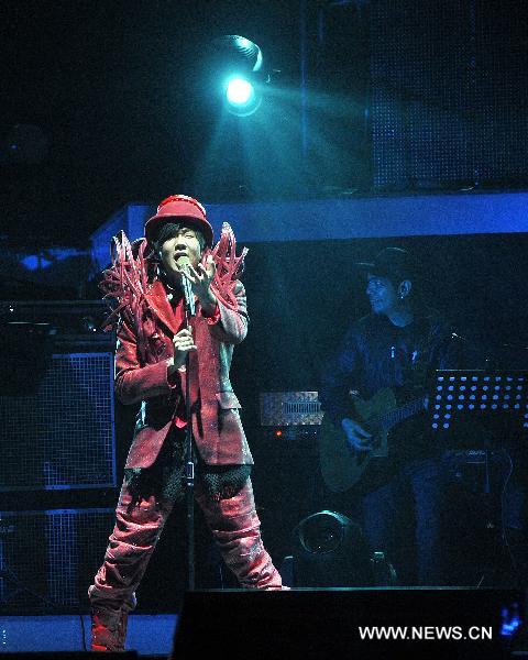 JJ Lin Junjie, a singaporean singer performs at his vocal concert in Wuhan, capital of central China's Hubei Province, Nov. 6, 2010. [Xiong Bo/Xinhua]