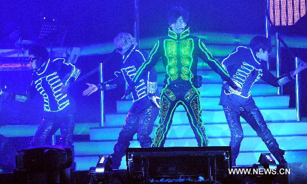 JJ Lin Junjie (2nd, R), a singaporean singer performs at his vocal concert in Wuhan, capital of central China's Hubei Province, Nov. 6, 2010. [Xiong Bo/Xinhua]