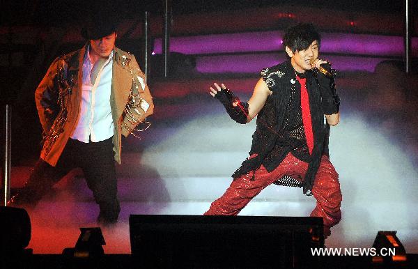 JJ Lin Junjie (R), a singaporean singer performs at his vocal concert in Wuhan, capital of central China's Hubei Province, Nov. 6, 2010. [Xiong Bo/Xinhua]