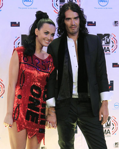 Singer Katy Perry (L) and her husband British actor Russell Brand pose on the red carpet as they arrive for the MTV Europe Music Awards 2010 in Madrid, November 7, 2010. [Agencies]