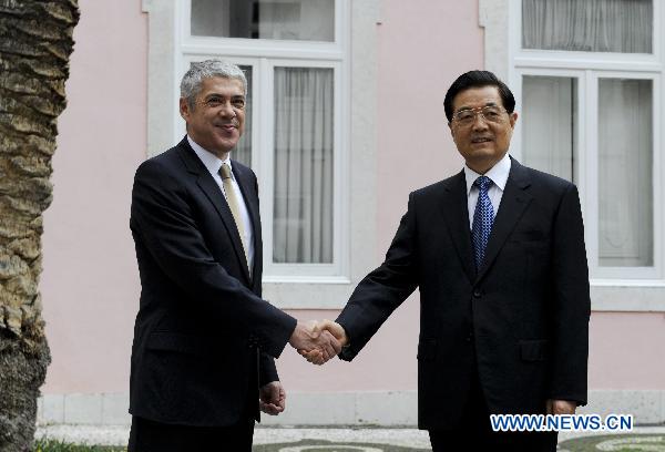 Chinese President Hu Jintao (R) meets with Portuguese Prime Minister Jose Socrates in Lisbon, capital of Portugal, Nov. 7, 2010. [Li Xueren/Xinhua]