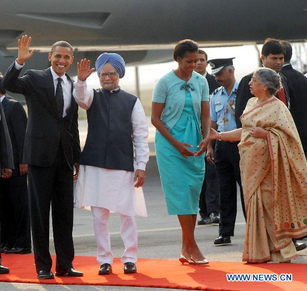 U.S. President Barack Obama (1st L) and Indian Prime Minister Manmohan Singh (2nd L) wave to people at the airport in New Delhi Nov. 7, 2010. Barack Obama arrived in the Indian capital on Sunday, the second part of his three-day maiden visit to India. [Partha Sarkar/Xinhua]