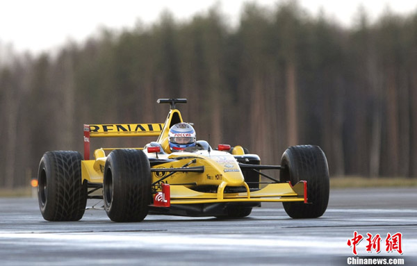 Russian Prime Minister Vladimir Putin drives a Renault racing car at the race track outside St. Petersburg, Russia, Sunday, Nov. 7, 2010. Putin tested his capacities as a Formula One driver. [Chinanews.com.cn]