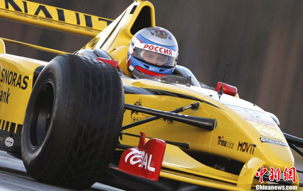 Russian Prime Minister Vladimir Putin drives a Renault racing car at the race track outside St. Petersburg, Russia, Sunday, Nov. 7, 2010. Putin tested his capacities as a Formula One driver.[Chinanews.com.cn]