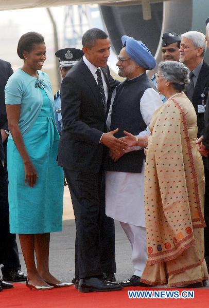 U.S. President Barack Obama (2nd L) and first lady Michelle Obama (1st L) are welcomed by Indian Prime Minister Manmohan Singh (2nd R) and Singh's wife Gursharan Kaur (1st R) at the airport in New Delhi Nov. 7, 2010. Barack Obama arrived in the Indian capital on Sunday, the second part of his three-day maiden visit to India. [Partha Sarkar/Xinhua]