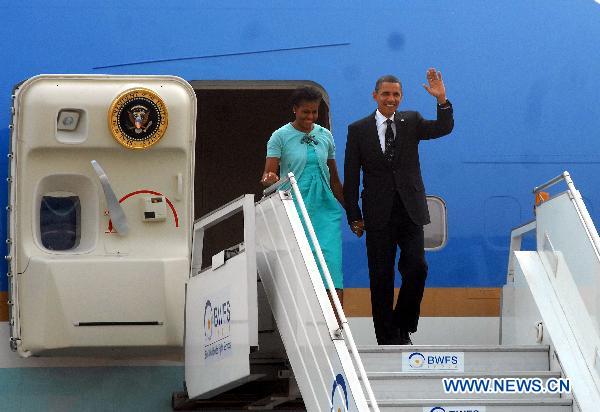 U.S. President Barack Obama (R) and first lady Michelle Obama arrive in New Delhi Nov. 7, 2010. Barack Obama arrived in the Indian capital on Sunday, the second part of his three-day maiden visit to India. [Partha Sarkar/Xinhua]