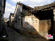 Qiantong Town in Ningbo, Zhejiang Province Qiantong is an ancient town in Ninghai County. Tong descendants have lived in the area for more than 760 years, maintaining the traditional architecture of their homes from the Ming and Qing Dynasties. [Photo by Wang Fengming] 
