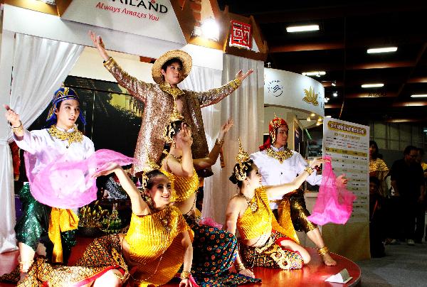Performers show themselves at the 2010 Taipei International Travel Fair in Taipei, southeast China's Taiwan, Nov. 5, 2010. The fair, opened on Friday, consists of a total of 1200 booths for exhibitors from 60 countries and regions. [Xinhua/Ren Qinqin]