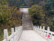 Qianshan National Park is a mountainous national park in Liaoning Province, China. The park is referred to as 'The Northeast Pearl''. The name Qianshan literally means 'Thousand mountains'.The park area of 44 square kilometres, is filled with both Buddhist and Taoist temples, monasteries and nunneries. [Photo by Yu Jiaqi]