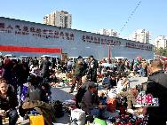 Panjiayuan Market in Beijing was formed in 1992, and now has become an antique art market disseminating the Chinese antique folk culture. Today's Panjiayuan is no longer a simple toponym, but together with the Great Wall and roast duck as the city card of Beijing. [Photo by Liu Yi]