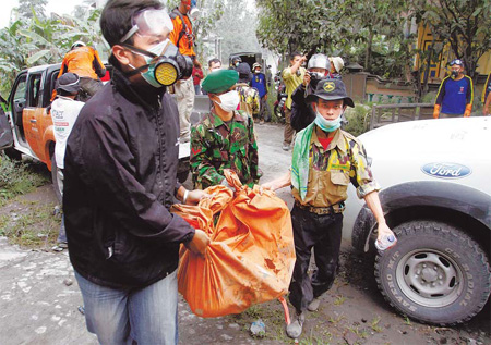 A search and rescue team carries the body of a victim of the Mount Merapi volcano eruption at Wukirsari village in Indonesia's Central Java Province on Sunday. 