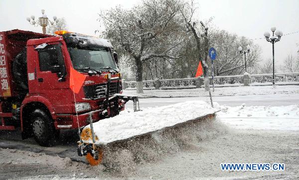 A snow clearer moves on a street in Jilin City, northeast China&apos;s Jilin Province, Nov. 8, 2010. Snow hit most parts of Jilin province from Sunday, making the temperature fall by up to 10 degrees Celsius in some areas.