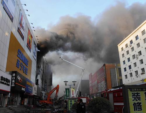 A fire broke out at the Huichu Street Shopping Mall in Jilin City of northeast China's Jilin Province on Friday, November 5.     