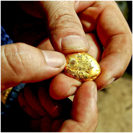 A mercury-gold nugget on April 2 in Tongguan county, Shaanxi Province. 