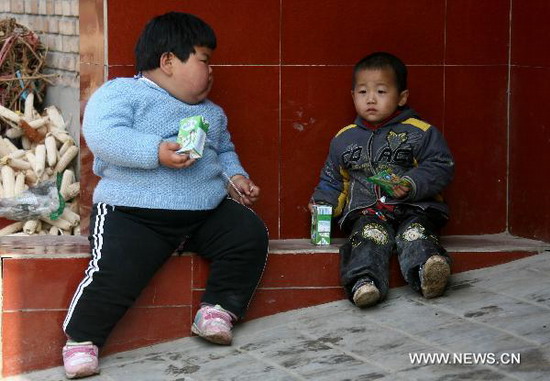 Fan Sijia plays with a neighborhood boy who is about the same age as her at home in Dongniu Village of Yuncheng City, north China's Shanxi Province, on Nov 4, 2010.