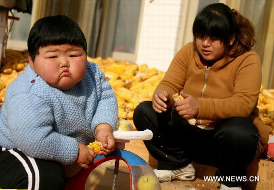 Fan Sijia helps her mother with some trifles at home in Dongniu Village of Yuncheng City, north China's Shanxi Province, on Nov 4, 2010. [Photo/Xinhua] 
