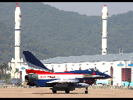 A J-10 jet fighter with new coating flies over the Sanzao Airport in Zhuhai, south China's Guangdong Province, Nov. 8, 2010.[Xinhua]